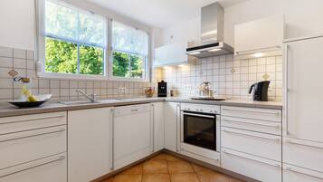 Een koelkast, een oven, een kookplaat, een vaatwasser