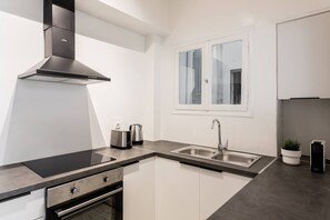 Refrigerador, horno, parrilla de estufa y cafetera y tetera 