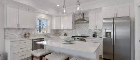 Réfrigérateur, un four, lave-vaisselle, cafetiÚre-théiÚre