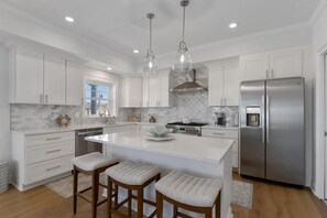 Kühlschrank, Ofen, Geschirrspüler, Wasserkocher mit Kaffee-/Teezubehör