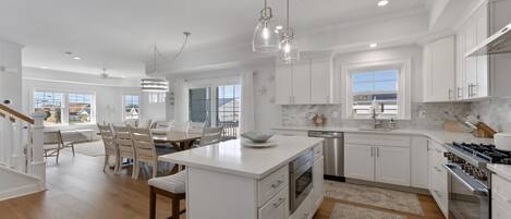 Kjøleskap, ovn, oppvaskmaskin og kaffetrakter/tekoker