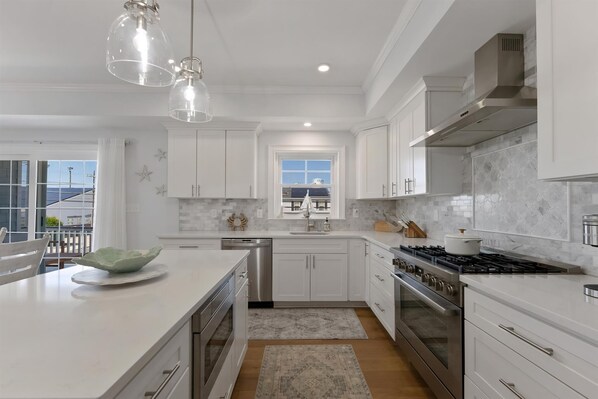 Fridge, oven, dishwasher, coffee/tea maker