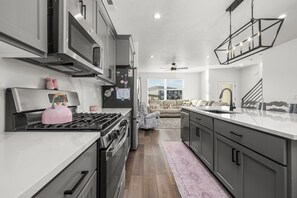 Kjøleskap, mikrobølgeovn, ovn og kokeplater