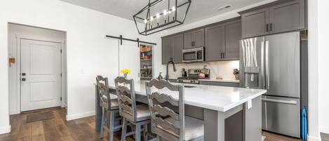 Refrigerador, microondas, horno y parrilla de estufa