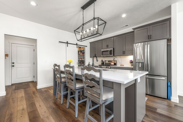 Réfrigérateur, micro-ondes, four, plaque de cuisson