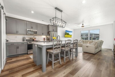 Luxury Townhome! Mountain Views! Family Amenities! Seasonal Pool & Pickleball!