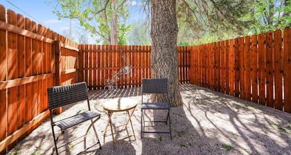 A Charming Cottage Retreat for Your Next Getaway! Pets with Fee