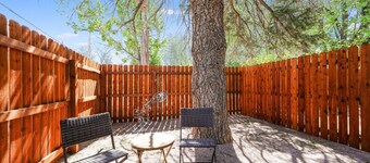 A Charming Cottage Retreat for Your Next Getaway! Pets with Fee