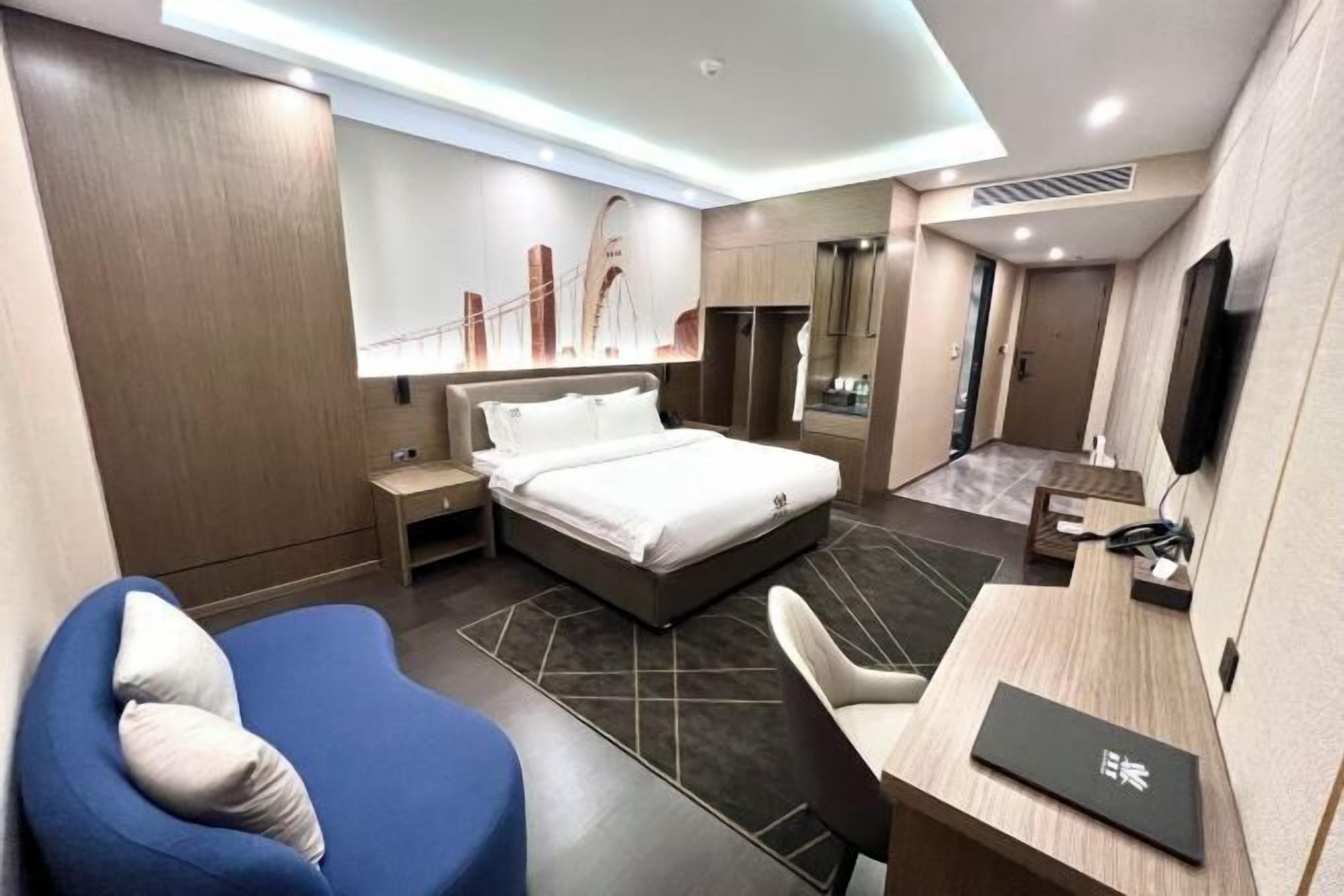 Pillowtop beds, minibar, desk, laptop workspace