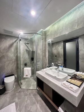 Rainfall showerhead, hair dryer, bathrobes, slippers - Wah Fu Hotel (Ho Chi Minh City)