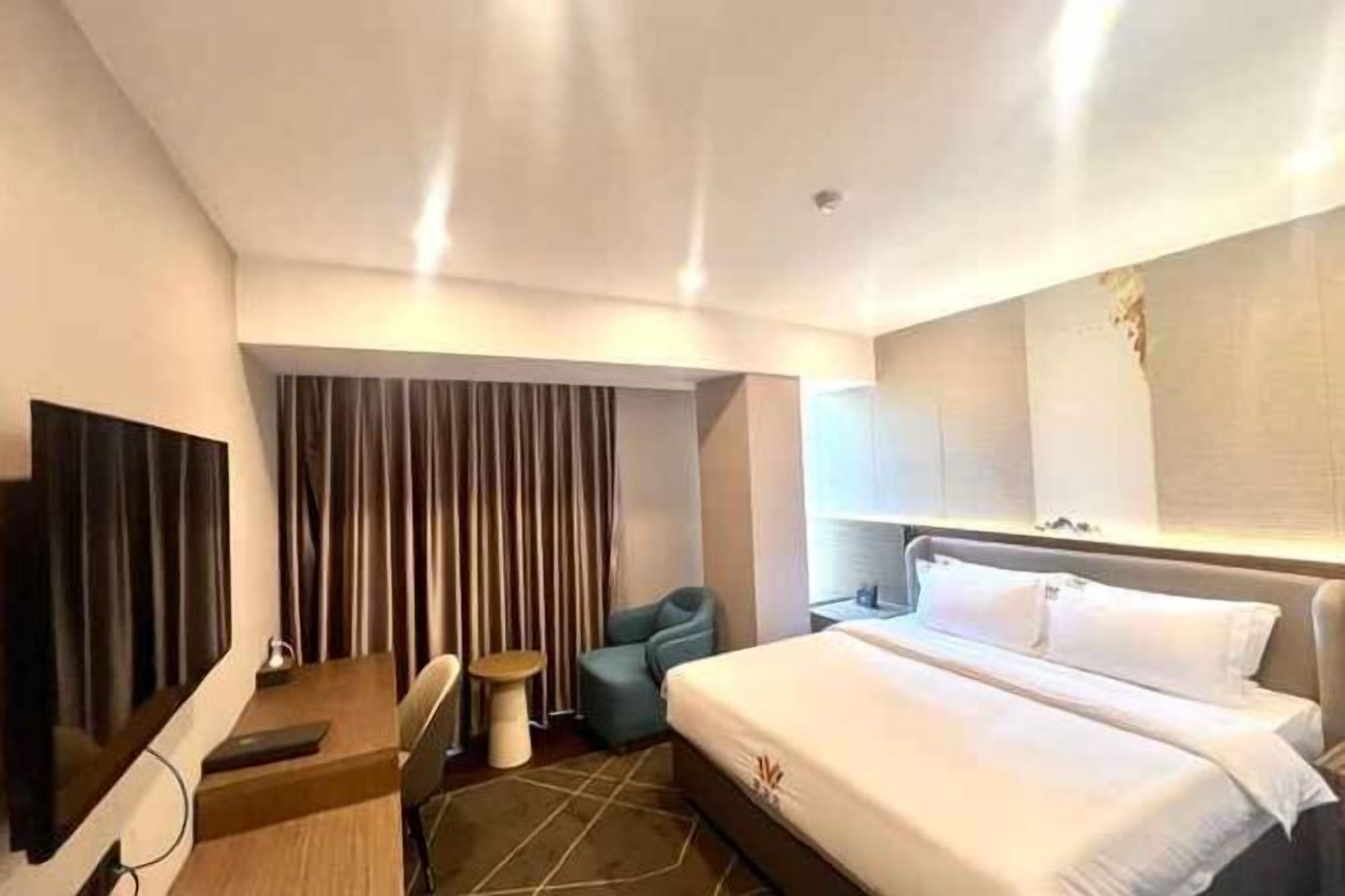 Pillowtop beds, minibar, desk, laptop workspace