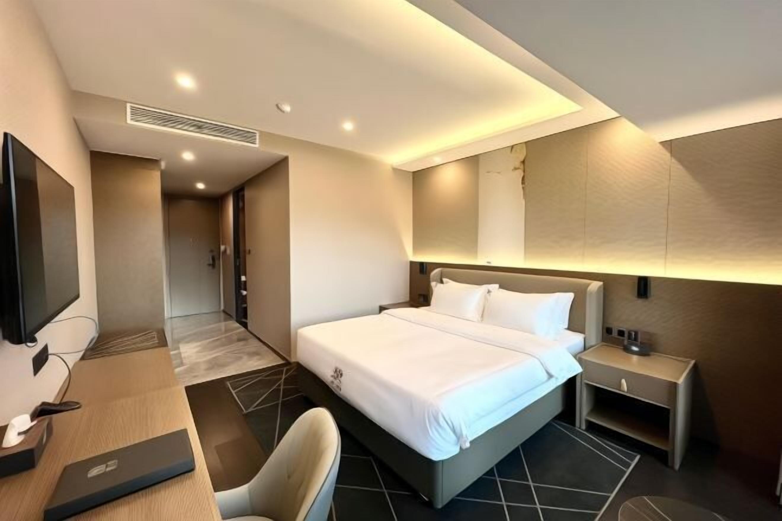 Bäddmadrasser, minibar, skrivbord och arbetsyta för laptop