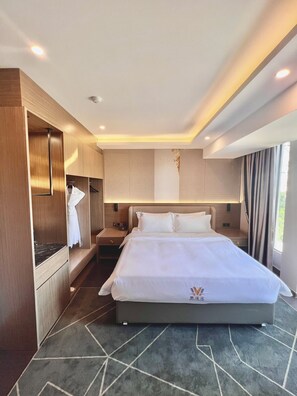 Habitación Deluxe, 1 cama de matrimonio grande, vistas a la ciudad | Colchones con acolchado adicional, minibar, escritorio