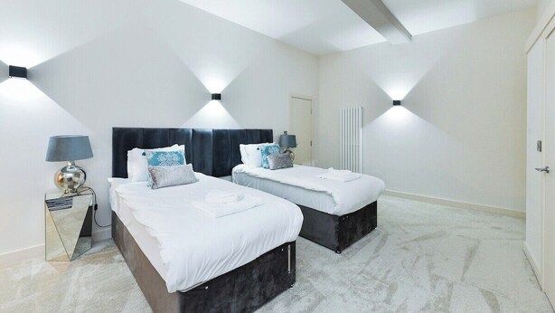 2 habitaciones, escritorio, tabla de planchar con plancha y wifi 