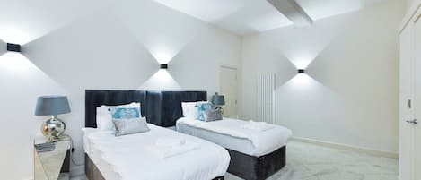 2 bedrooms, desk, iron/ironing board, WiFi