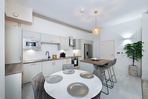 Coffee/tea maker, fridge, microwave, oven - Byard Lane - Nottingham Luxury 2BR Apartment (Nottingham)