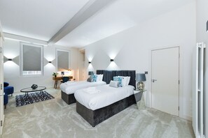 2 quartos, escrivaninha, ferros/tábuas de passar roupa