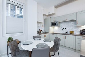 Dining - Byard Lane - Nottingham Luxury 2BR Apartment (Nottingham)