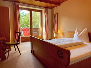 Tradisjonelt dobbeltrom for 1 person, fjellutsikt | Skrivebord, wi-fi (inkludert) og sengetøy