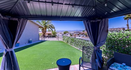 Family Fun Oasis Pool/Hot Tub. Sleeps 8. Central
