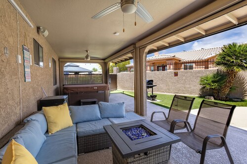 Family Fun Oasis Pool/Hot Tub. Sleeps 8. Central