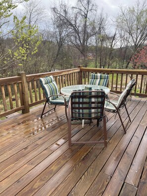Outdoor dining - Hogan's Hideout Americana Cozy Cabin with Hot Tub (Eminence)