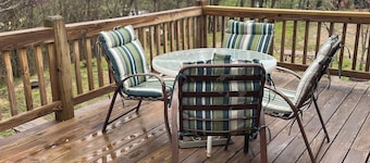 Hogan's Hideout Americana Cozy Cabin with Hot Tub