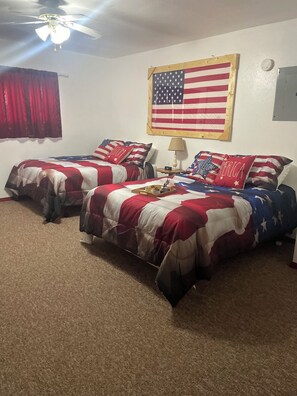 1 dormitorio, tabla de planchar con plancha, ropa de cama