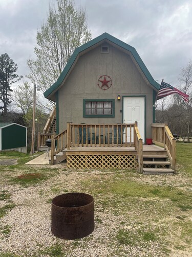 Hogan's Hideout Americana Cozy Cabin with Hot Tub