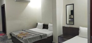 Free WiFi, bed sheets - G Guest House Gorakhpur (Gorakhpur)