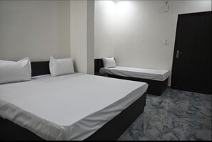 Standard Triple Room | Free WiFi, bed sheets - G Guest House Gorakhpur (Gorakhpur)