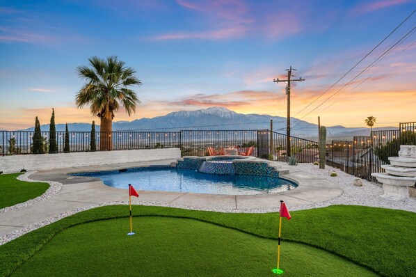 Una piscina al aire libre, una piscina climatizada
