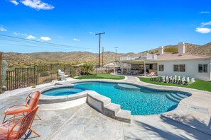 Una piscina al aire libre, una piscina climatizada