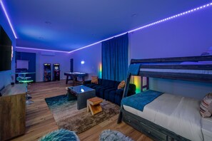 5 habitaciones, escritorio y tabla de planchar con plancha