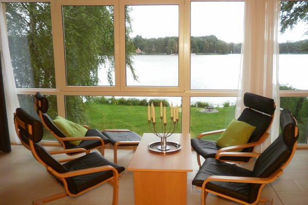 Aussicht vom Wohnbereich auf den See