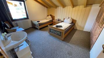 1 bedroom, bed sheets