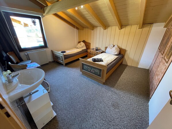 1 bedroom, bed sheets
