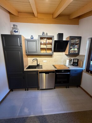 Frigorífico, microondas, horno y placa de cocina