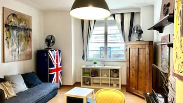 Smart-TV, DVD-Player, Bücher, Musikbibliothek