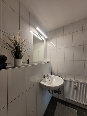 Shower, towels, toilet paper - Tolle Wohnung mit Balkon und Blick auf den Emssee - Keine 300 m zum Marktplatz! (Warendorf)