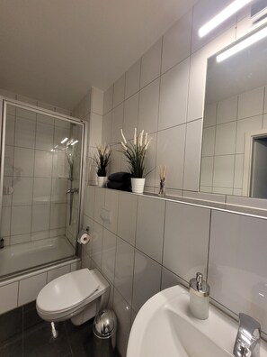 Dusche, Handtücher, Toilettenpapier