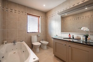 Shower, towels - 4 bedroom holiday home overlooking the sea in Connemara (Casla)