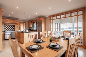 Dining - 4 bedroom holiday home overlooking the sea in Connemara (Casla)