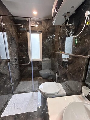 Zimmer, Talblick | Badezimmer | Handtücher