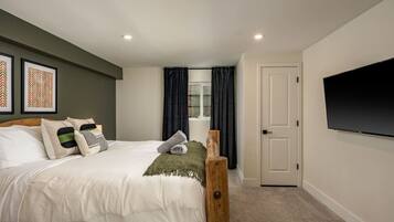 5 habitaciones, escritorio y tabla de planchar con plancha