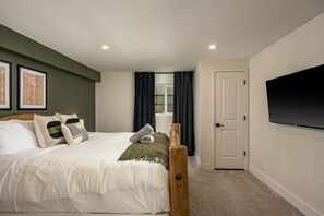 5 bedrooms, desk, iron/ironing board, travel cot