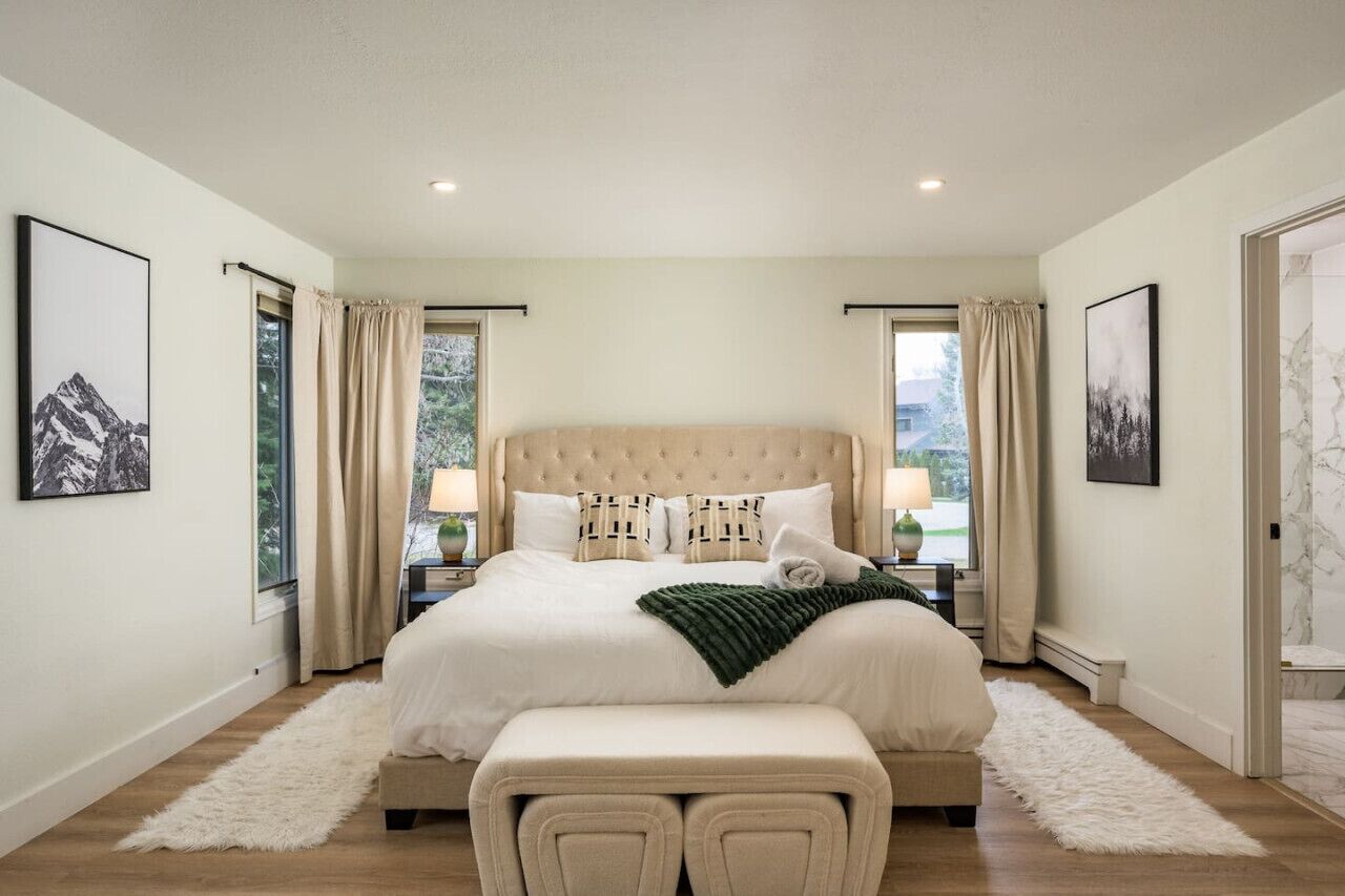 5 habitaciones, escritorio y tabla de planchar con plancha 