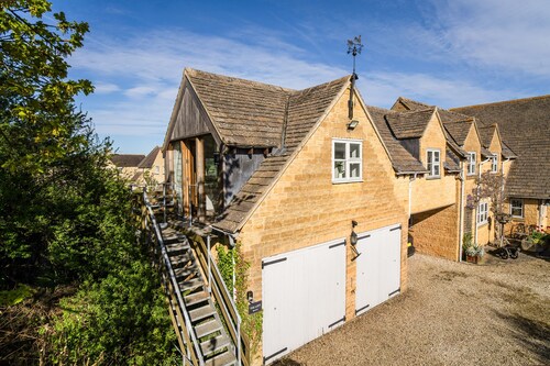 The Loft, sleeping 2 people in a perfect location for exploring the Cotswolds & Shakespeare's county