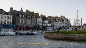 A waterfront with historic buildings and boats docked. - LA Baule, Duplex 4 Ch., Terrasse & Jardin à 5 mn de la Plage et des Commerces (La Baule-Escoublac)