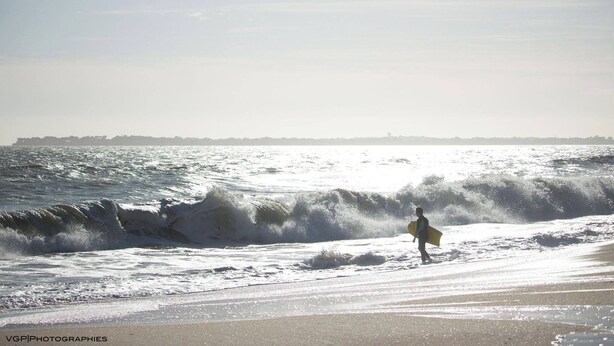A beach with waves and a person with a surfboard. - LA Baule, Duplex 4 Ch., Terrasse & Jardin à 5 mn de la Plage et des Commerces (La Baule-Escoublac)